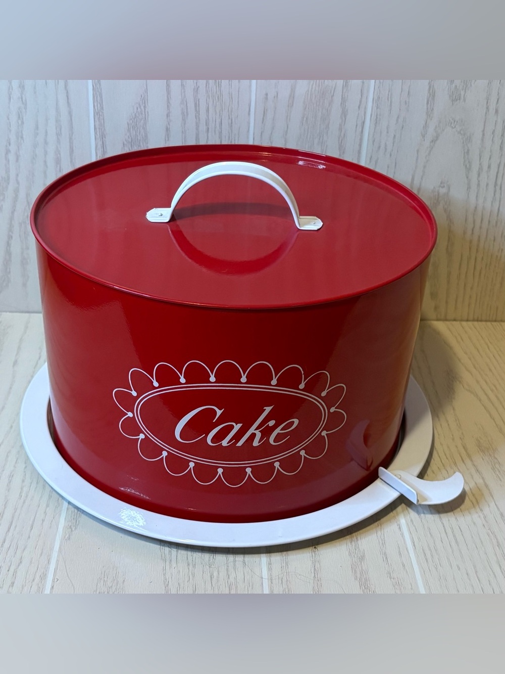 Retro Red Metal Cake Carrier